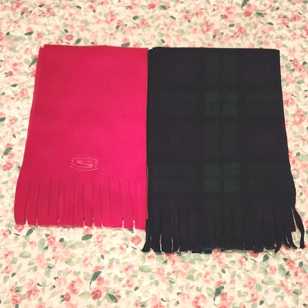 Pair Of Skechers Red & Yukon Fleece By Everitt Black Watch Plaid Fleece Scarves - Picture 1 of 5